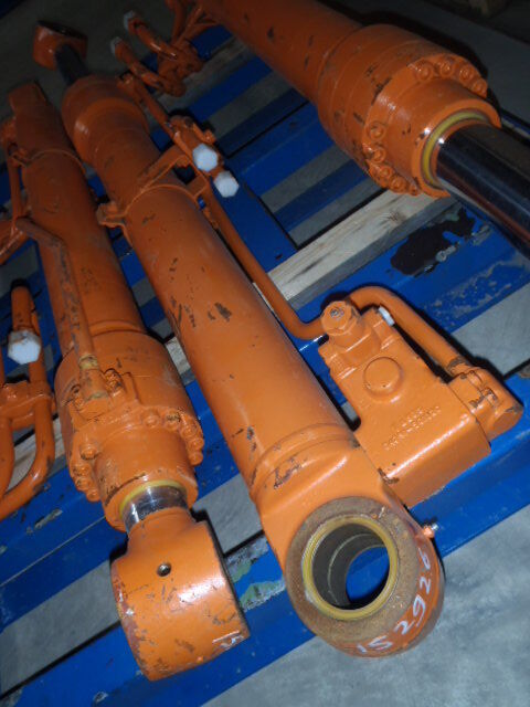 cilindru hidraulic pentru excavator Hitachi