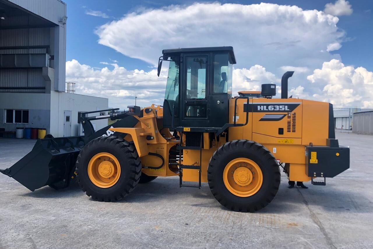 buldoexcavator HYUNDAI HLS635L
