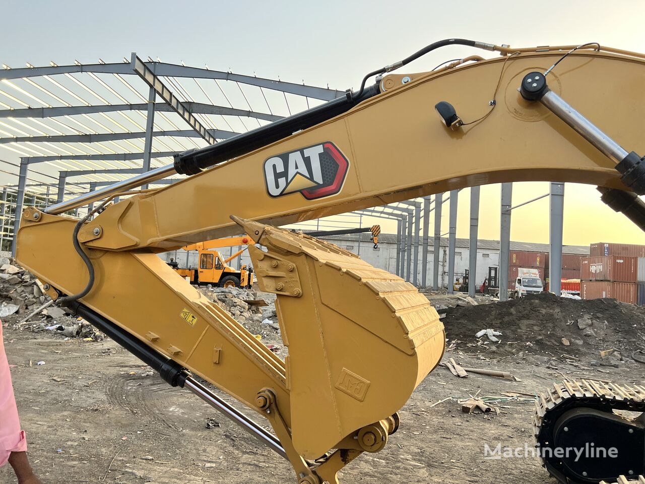 excavator pe şenile CAT 323D3 nou