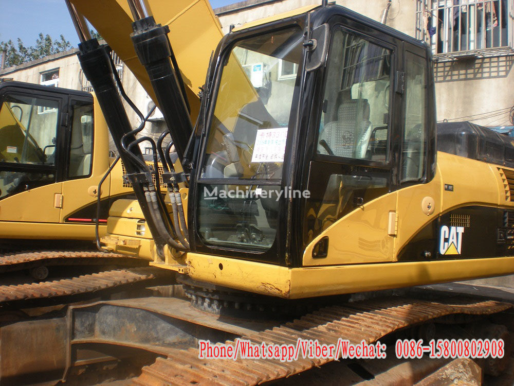 excavator pe şenile Caterpillar 330D în bucăți